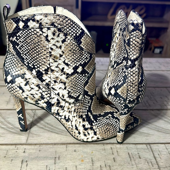 ♥️GIANNI BINI snakeskin leather heeled bootie - Picture 2 of 7